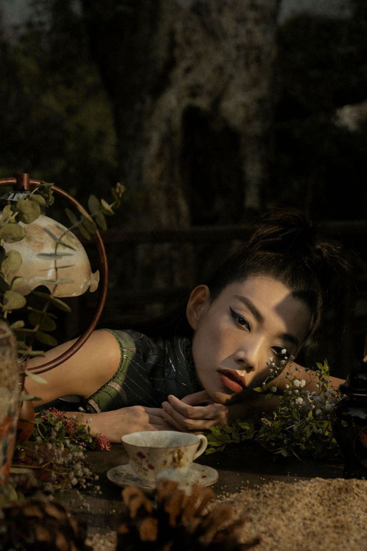 攝影師Kelaer Huang拍攝故宮特展「她——女性形象與才藝特展」中的畫蝶篇，模特兒身穿夏姿秋冬系列。圖／夏姿提供