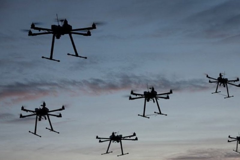 「蜂群」無人機透過資料鏈連線組網，具備精確編成與打擊能力，對防空火力具相當大威脅。 圖／摘自網路