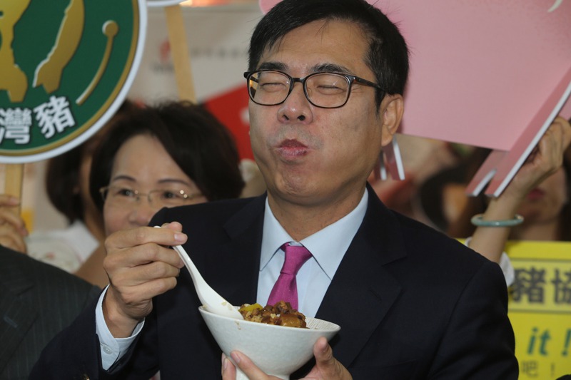 高雄市長陳其邁日前出席高雄食品展開幕，品嘗台灣豬製成的肉燥飯，還說要努力推廣高雄美食。圖／聯合報系資料照片