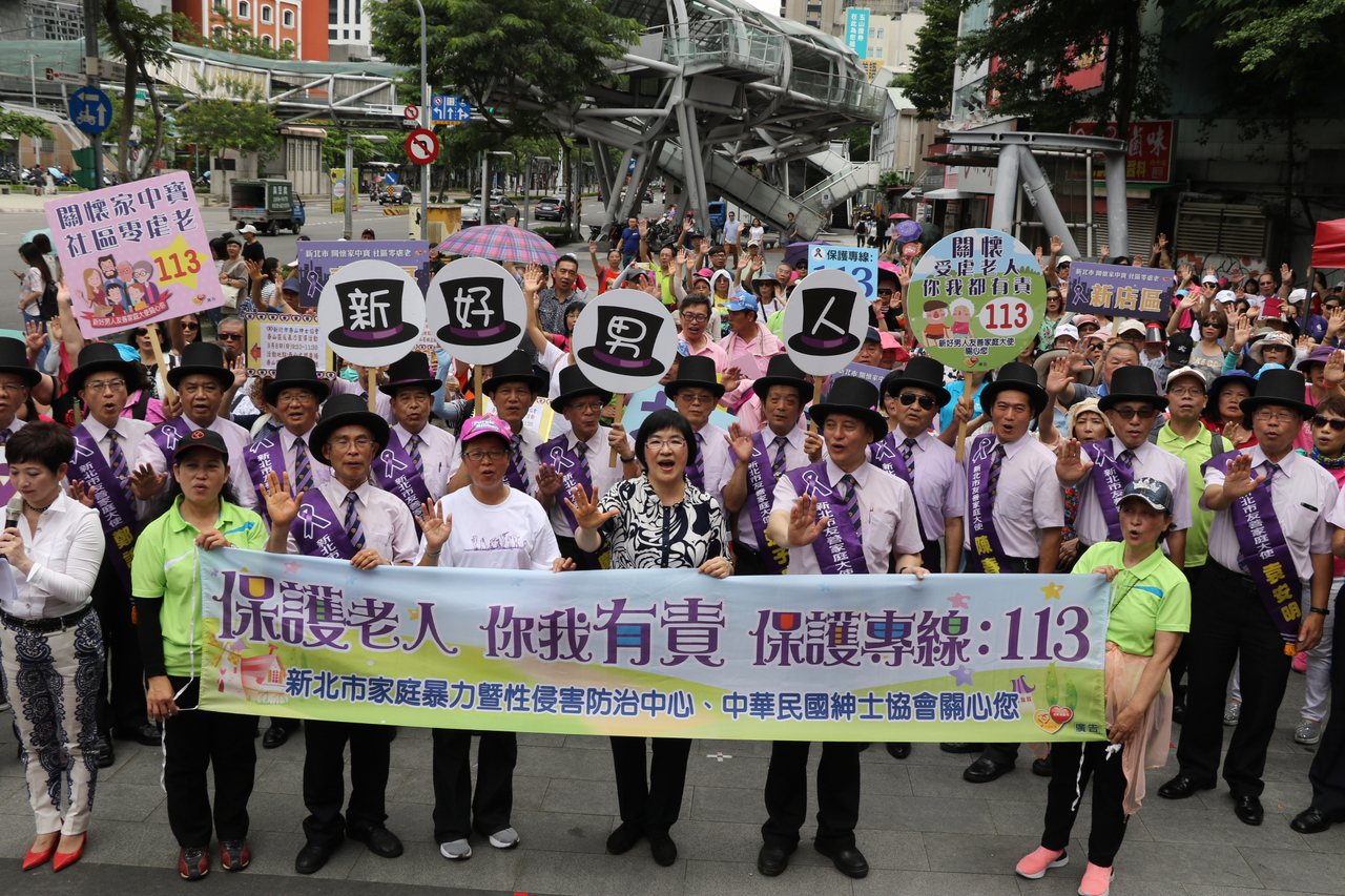 紫絲帶達人深入社區宣導「敬老不要虐老」。圖／新北社會局提供