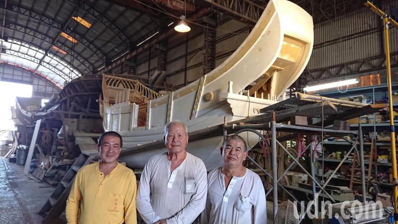 造船老師傅陳金龍（中）帶著師傅級助手蔡正森（左一）、魏民宗（右二）建造王船。記者鄭惠仁／攝影