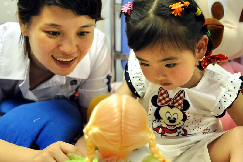 美泰兒也引用研究支持論證玩娃娃對孩子的影響，研究者持續觀察4到8歲孩童玩娃娃可促進孩子腦部發展。新華社