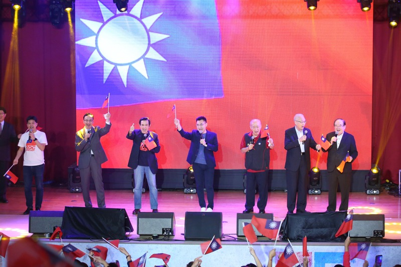 國民黨現任黨主席江啟臣（右四）與歷任主席馬英九（左四）、吳敦義（右二）、朱立倫（左三）、吳伯雄（右三）等人，25日出席台灣光復75週年紀念音樂會。記者林澔一／攝影