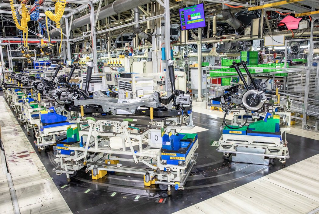 國瑞中壢廠採用大量自動化大型生產機具。 圖／和泰汽車提供