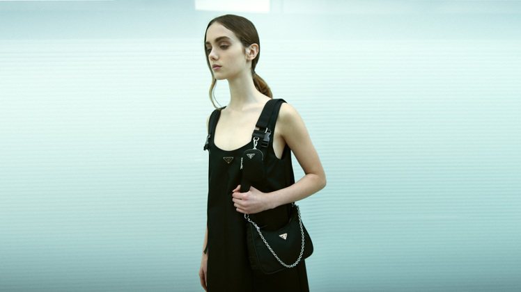 PRADA第一款尼龍商品—尼龍背包出現在1984年，這次Re-Nylon再生尼龍系列的連身裙的設計就特別加上正面口袋、金屬帶扣及織紋肩帶，向經典包致敬。圖／PRADA提供