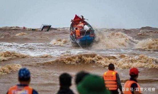 越南派出的填海造陸工作船遭蓮花颱風吹翻打沉，搜救人員前往救難。圖／取自騰訊
