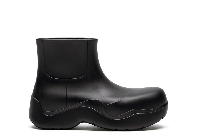 The Puddle踝靴 (黑)，20,100元。圖／Bottega Veneta提供