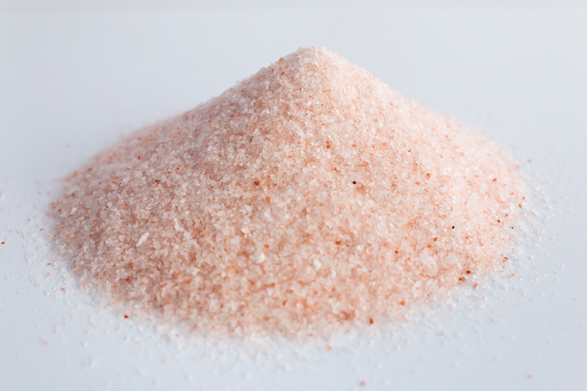 鹽是我們祖先使用的第一個調味料，而取得的方法是將海水蒸發或從鹽礦開採。事實上，由於鹽礦是海洋變成陸地之後而形成的，因此，所有的鹽其實都是「海鹽」。