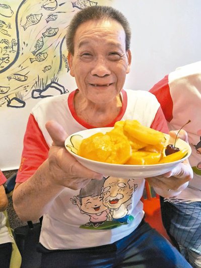 七十四歲的「番薯伯」陳正治，在大齡食堂重新開賣蜜地瓜，將充滿懷舊的老滋味與大眾分...