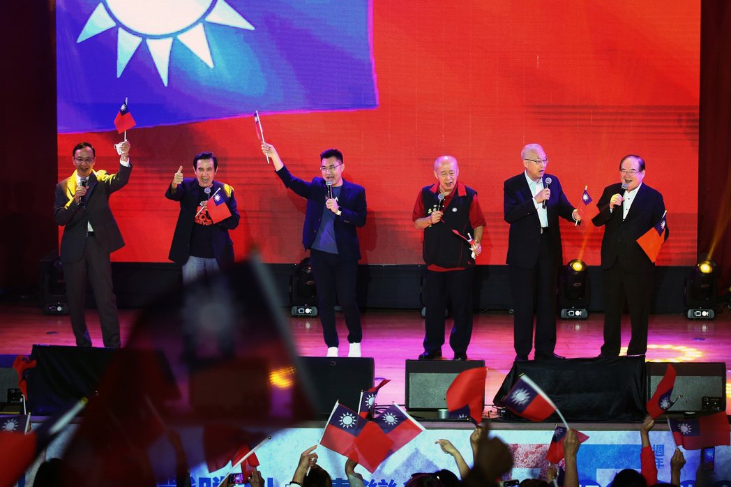 國民黨主席江啟臣（左三），與歷任黨主席朱立倫（左起）、馬英九、吳伯雄、吳敦義、國民黨秘書長李乾龍，在台灣光復75周年紀念音樂會一同高歌。 圖／聯合報系資料照