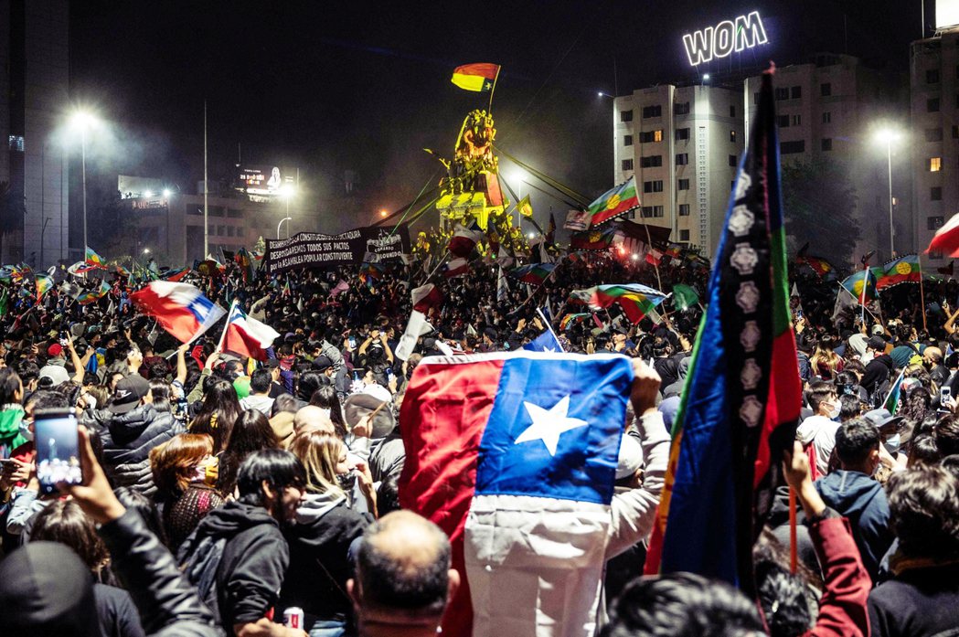 25日晚間，曾以長年獨裁統治為代價換「經濟奇蹟」的智利終於以78.3%的壓倒性結...
