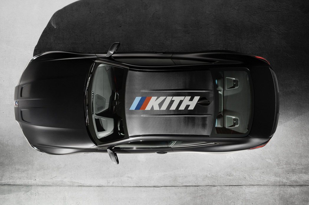 可選配有M KITH字樣的碳纖維車頂。 圖／BMW提供