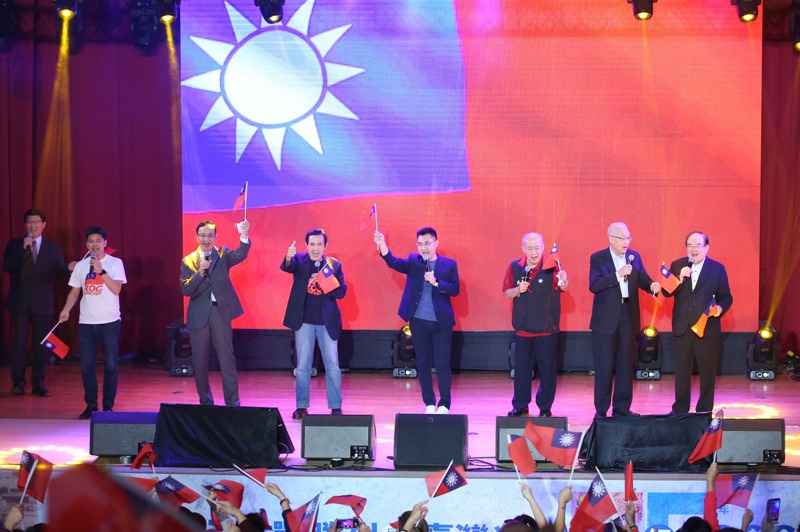 國民黨現任黨主席江啟臣（右四）與歷任主席馬英九（左四）、吳敦義（右二）、朱立倫（左三）、吳伯雄（右三）等人，昨出席台灣光復75周年紀念音樂會。記者林澔一／攝影