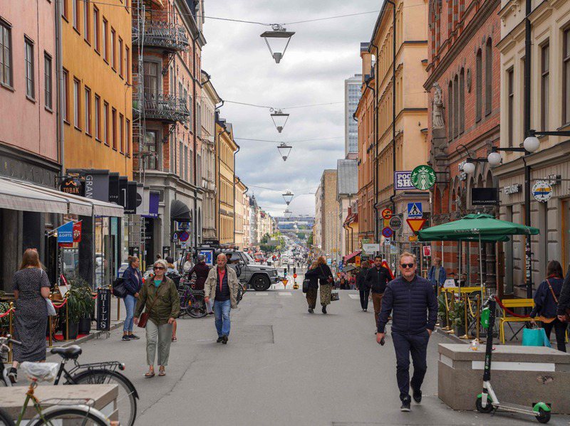 瑞典政府並未建議民眾戴口罩防疫，今年八月底斯德哥爾摩街頭許多民眾沒戴口罩。法新社