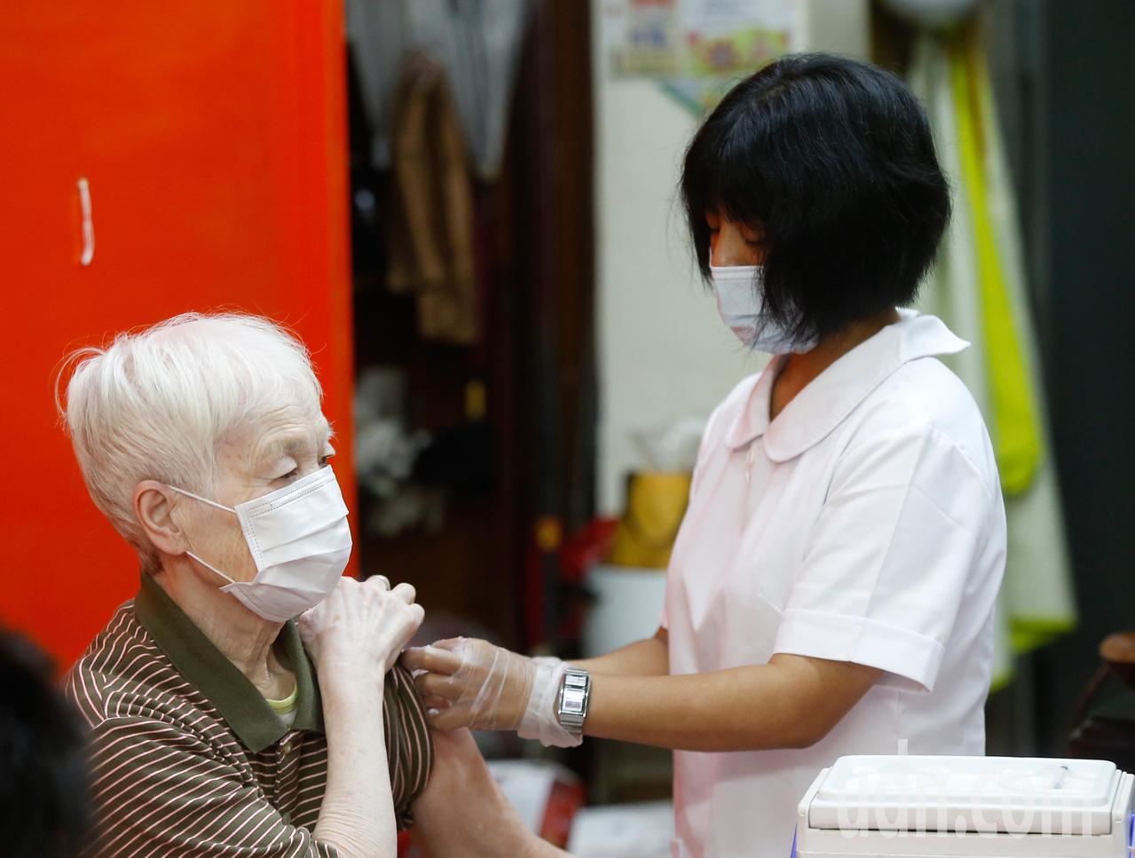 受到韓國施打流感疫苗出現死亡病例的影響，新北市三重區自強里上午分配到一百支疫苗可以施打，卻只有36位長者來施打。記者鄭超文／攝影