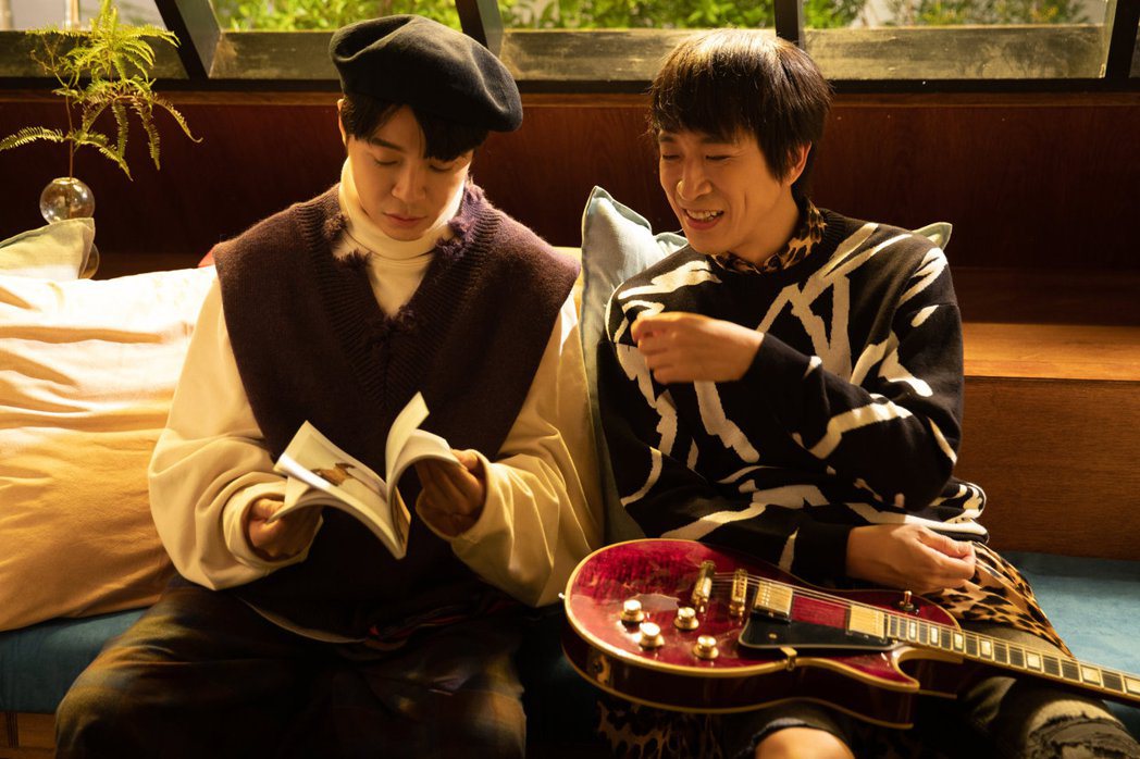 吳青峰（左）推出全新專輯「冊葉一：一與一」。圖／環球音樂提供