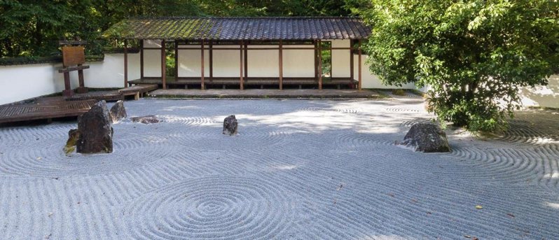 明池還賦有非常日本風味的石庭，禪意極高。 圖／馬告生態園區官網