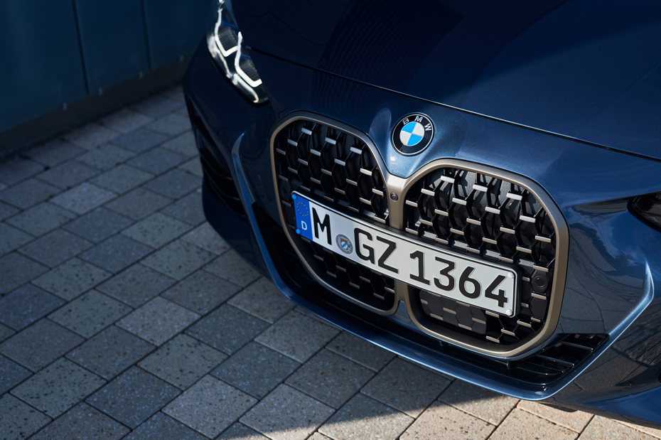 新世代BMW 4 Series最大的特色就是換上了全新垂直雙腎型水箱護罩。 摘自BMW