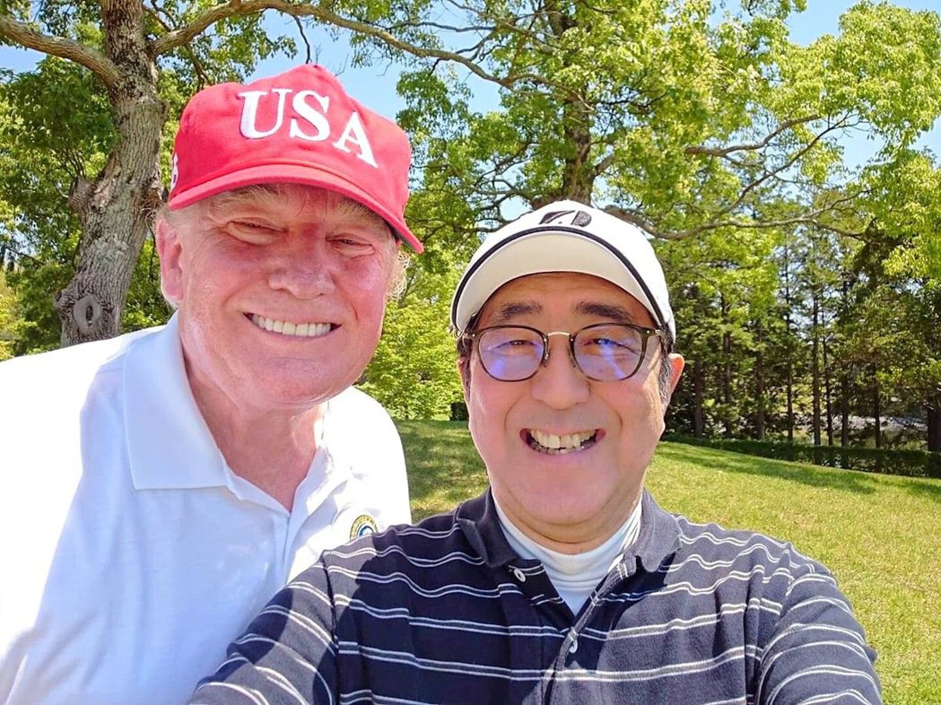 2019年川普訪日與安倍在千葉縣打高爾夫球自拍。 圖／美聯社