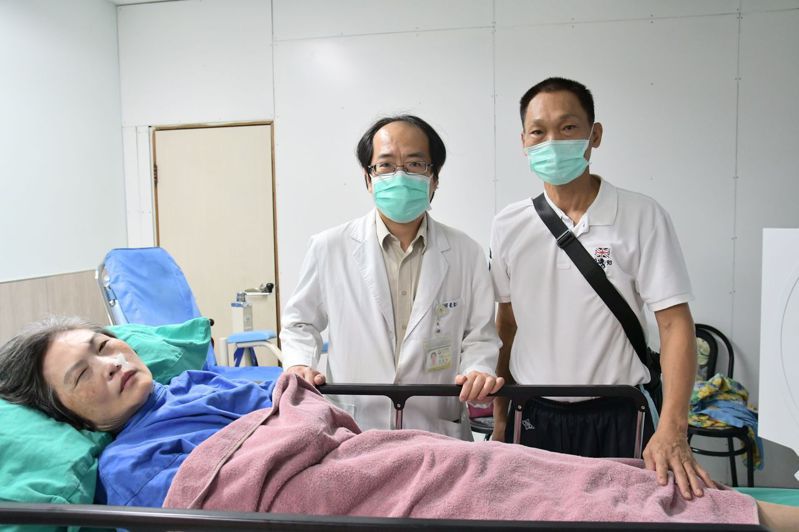 59歲黃姓婦人（左）昏迷近一年，朱姓丈夫（右）不放棄希望，終喚醒愛妻，並感謝台中醫院救治。圖／衛福部台中醫院提供