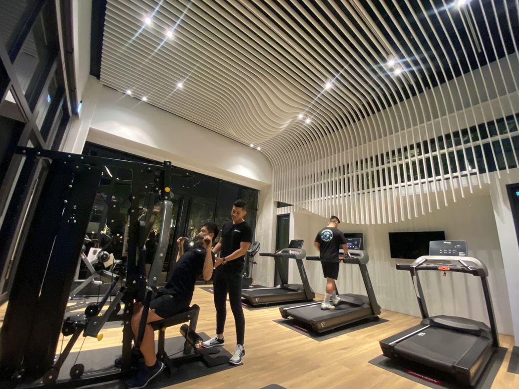 「懋榮Next 1」一樓健身房，聘請專業健身教練，規劃瑜伽、TRX、有氧舞蹈等健...
