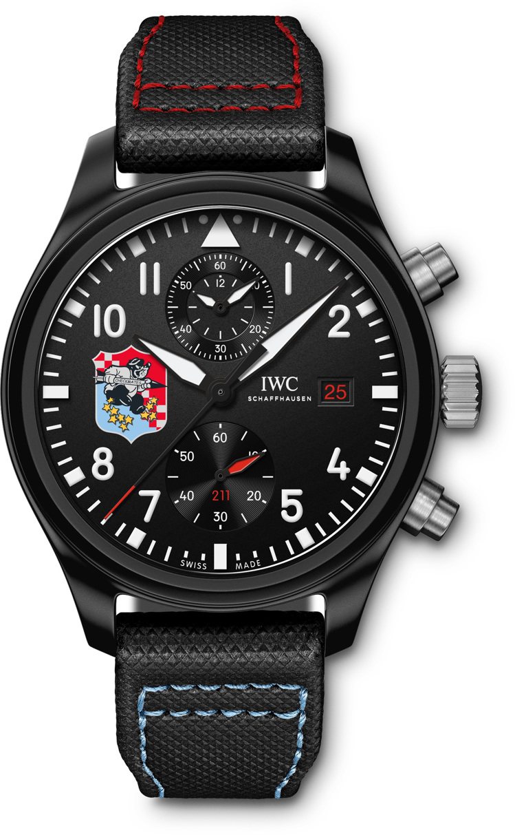 飛行員計時腕錶「Fighting Checkmates」特別版，採用「Checkmates」中隊歷史悠久的藍紅配色，表面並有中隊的吉祥物「Brutus」徽章。圖 / IWC提供。