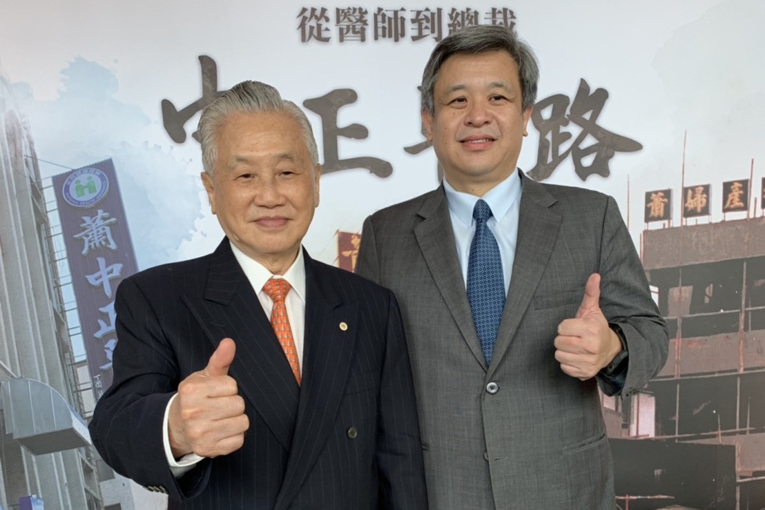 蕭中正醫療體系總裁兼院長蕭中正（左）與兒子也是蕭中正醫療體系營運長蕭乃彰（右）。記者陳雨鑫／攝影
