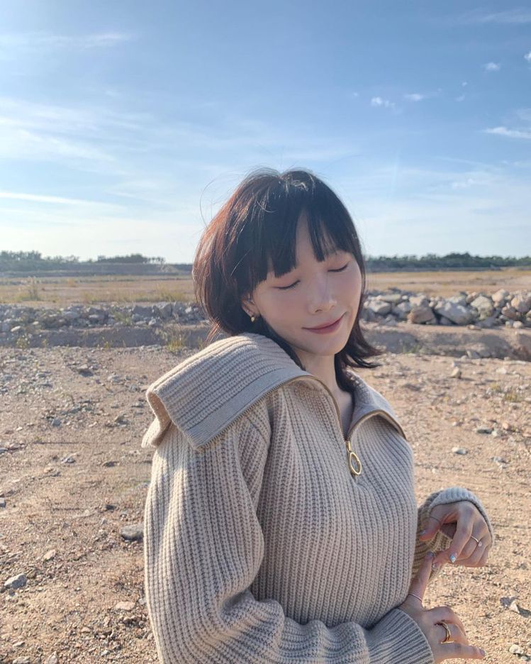 韓國歌手太妍身穿sandro米白領口拉鍊針織收腰毛衣。圖／取自IG