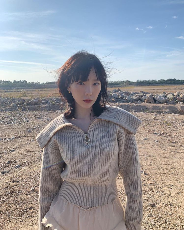 韓國歌手太妍身穿sandro米白領口拉鍊針織收腰毛衣。圖／取自IG