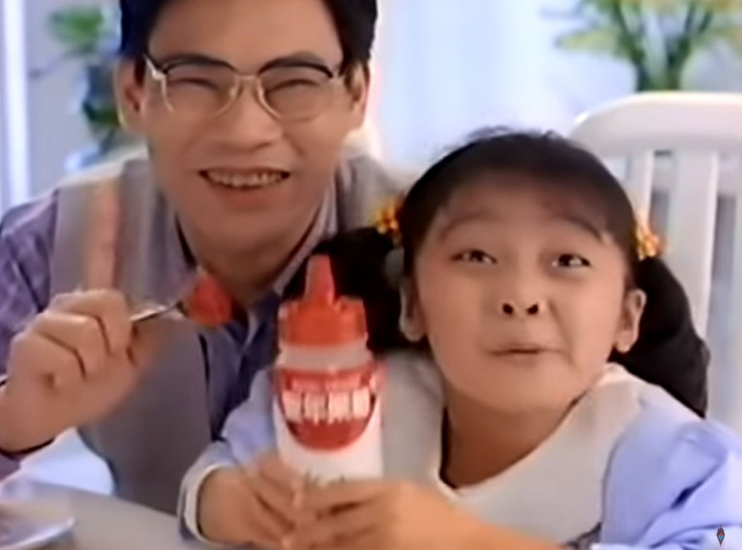 蔡亞臻與夏靖庭拍的果糖廣告，深入人心。圖／摘自YouTube