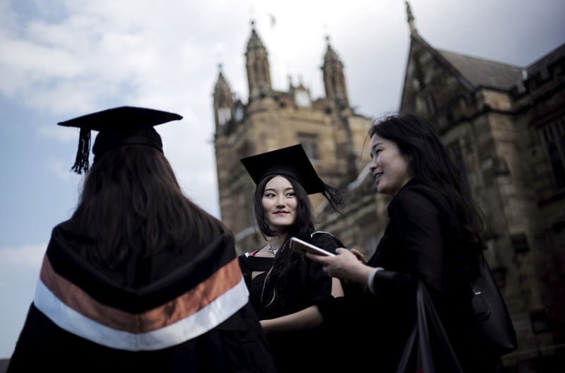 中國近來與美澳關係持續緊張，6月時甚至對澳發出留學預警，圖為參加雪梨大學畢業典禮的大陸學生。 路透