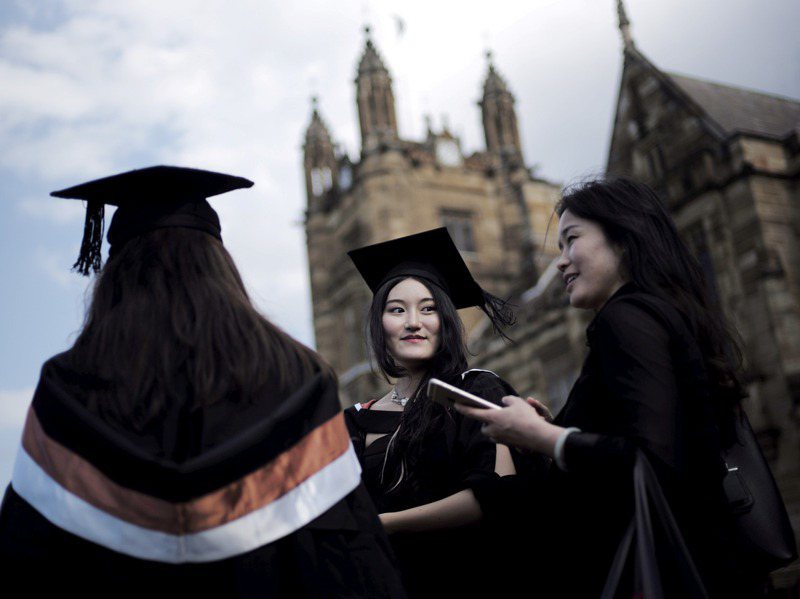 中國近來與美澳關係持續緊張，6月時甚至對澳發出留學預警，圖為參加雪梨大學畢業典禮的大陸學生。 路透