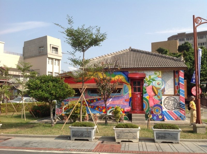 圖二：創作者的彩繪意象，取代了『日式宿舍群』的古樸典雅，屬於鹿港的特色在哪裡？