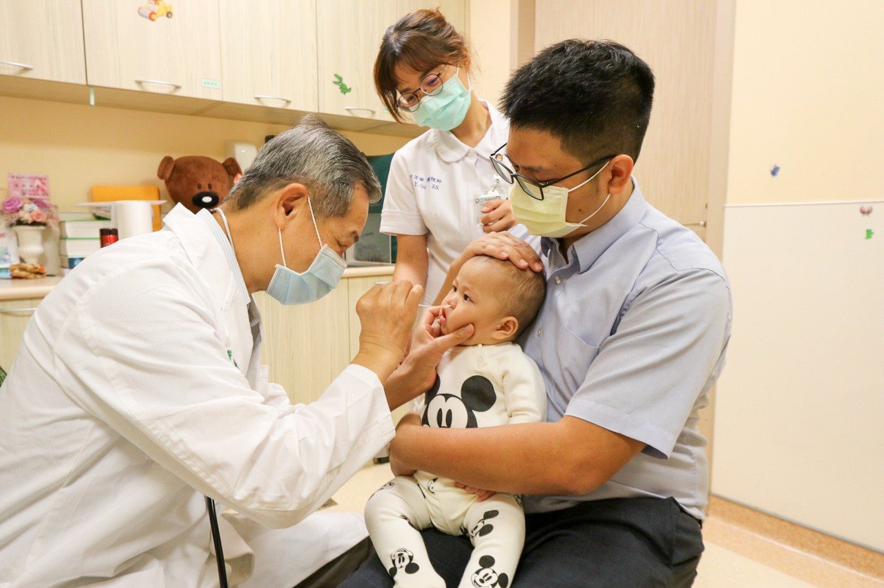 醫師林鴻志（左）為幼童做呼吸道融合病毒快篩。（圖非當事人）圖／亞洲大學附屬醫院提供