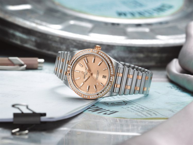 雙色半金鍊帶，加上表圈與時標的鑽石鑲嵌，讓Chronomat 36機械自動腕表，帶來豐富色彩與活潑能量。圖 / Breitling提供。