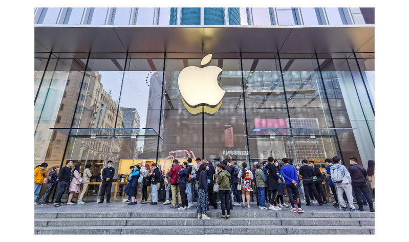 圖為10月23日iPhone 12式發貨首日，上海一家蘋果店門口的排隊人潮。法新社