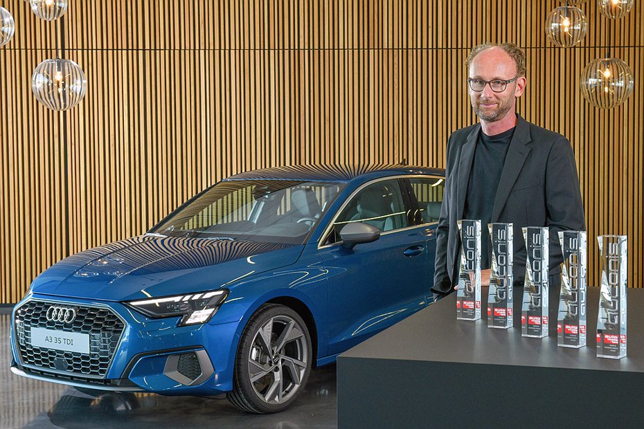 德國權威雜誌auto motor and sport舉辦的讀者評選活動中，Audi旗下多部不同級距車款在十個評選項目中榮獲五個獎項的殊榮，Audi設計總監Marc Lichte代表整個設計團隊頒授這五座獎杯。 圖／Audi提供