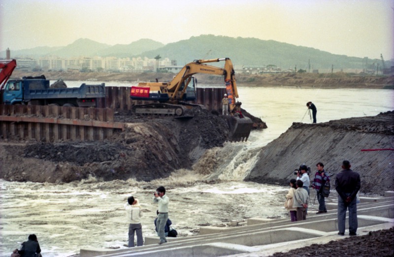 1993年10月30日，基隆河整治工程正式開挖新舊河槽間的土牆，10分鐘後河水流入新河道，正式完成河道轉換。圖／聯合報系資料照片
