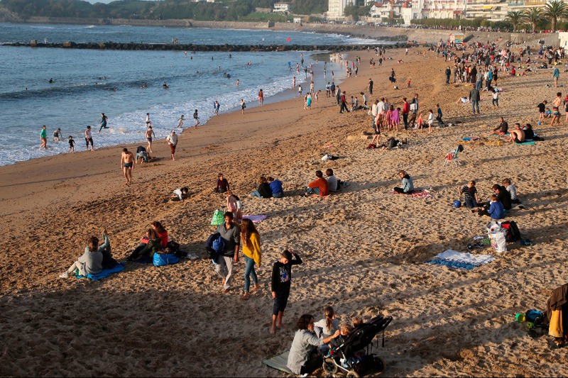 今年歐洲人享受了暑假，卻造成糟糕的結局，法國已宣布全國封鎖，南法海邊仍是遊客。美聯社