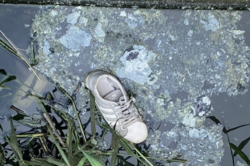 警方發現遇害女生的布鞋，加上在現場附近發現拖行痕跡，判定遭人強行拖走。記者周宗禎／翻攝