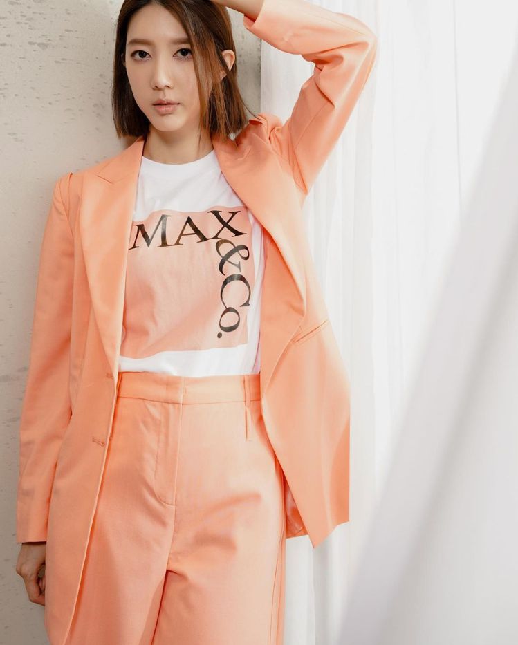 宋米秦迷上MAX&Co.粉嫩色系的穿搭風格。圖／取自IG