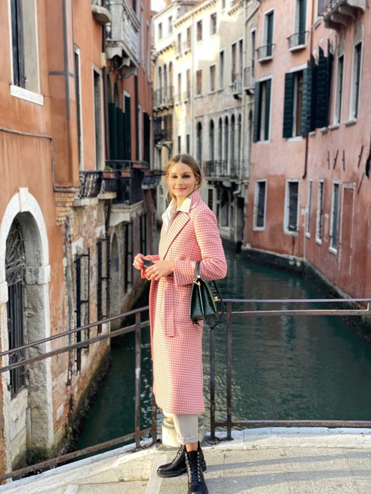 奧莉維亞巴勒莫身穿百搭的MAX&Co.粉色千鳥紋大衣，28,900元。圖／MAX&Co.提供
