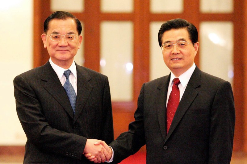 連戰（左）擔任國民黨主席時，2005年4月26日訪大陸展開破冰之旅，與中共總書記胡錦濤（右）見面，促成國共論壇。新華社