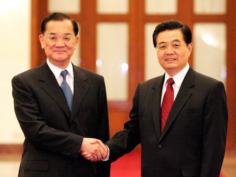 連戰（左）擔任國民黨主席時，2005年4月26日訪大陸展開破冰之旅，與中共總書記胡錦濤（右）見面，促成國共論壇。新華社