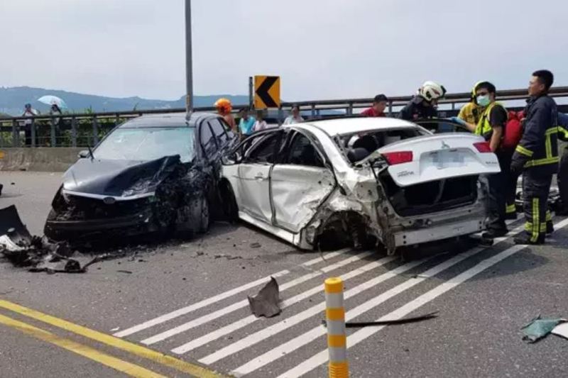 北部濱海公路兩輛轎車相撞，造成6人受傷送醫。記者邱瑞杰／翻攝