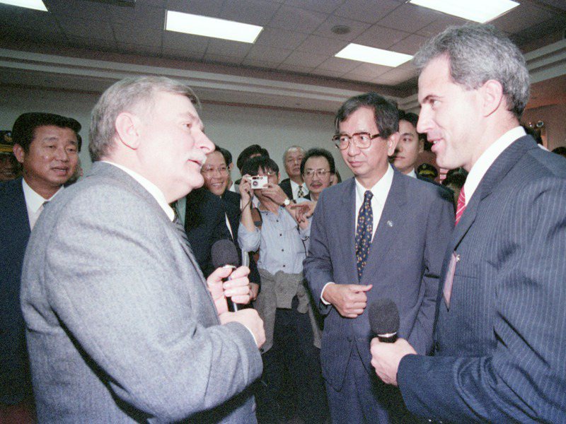 1996年10月31日曾領導工人爭取權益的波蘭前總統華勒沙（左一）訪台，隔天拜會立法院，演講並和自主工會對談。右二為中研院院長李遠哲。圖／聯合報系資料照片