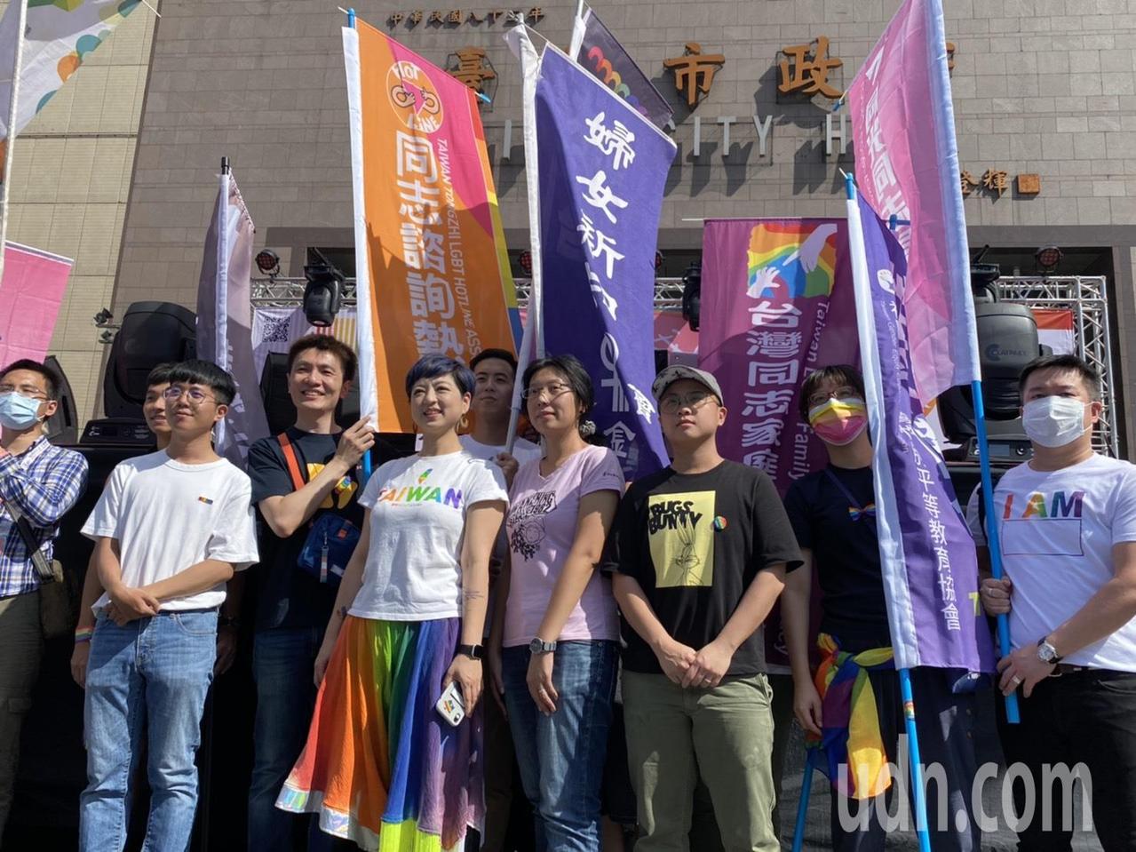18屆台灣同志遊行今在台北市政府廣場登場，今年遊行主題為成人之美。記者葉冠妤／攝影