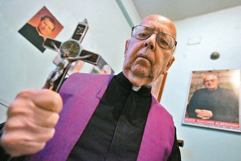 天主教的驅魔道具包含聖十字架、聖水、玫瑰念珠等，圖為2016年辭世的梵蒂岡首席驅魔師阿摩斯神父，他生前30年間曾執行7萬次驅魔儀式。法新社