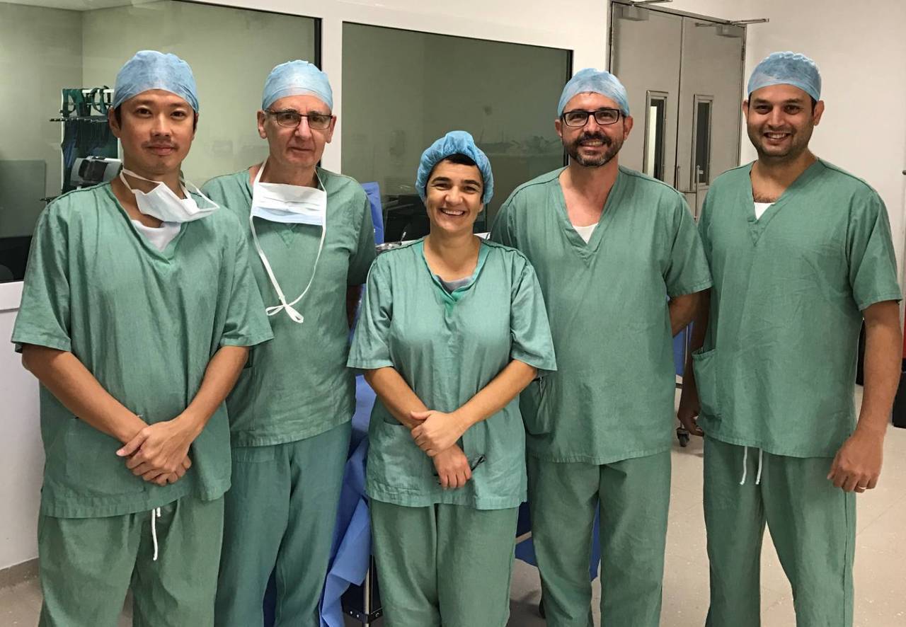 台北長庚產科主任醫師蕭勝文（左一）曾在巴西聖保羅參與胎兒內視鏡手術治療開放性脊柱裂，Denise Lapa醫師（中）是巴西當地的胎兒內視鏡手術專家。圖／林口長庚醫院提供