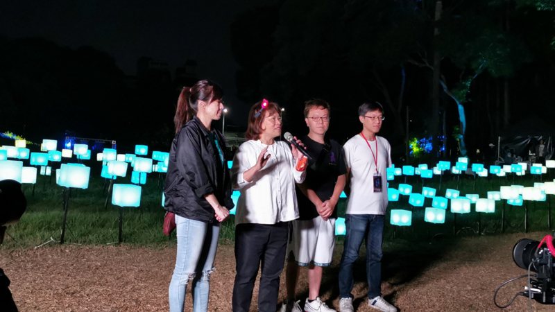 嘉義市長黃敏惠（左二）感謝所有工作人員及現場觀眾，表示為期1個月「光織影舞」演出是優雅悠閒的。記者卜敏正／攝影